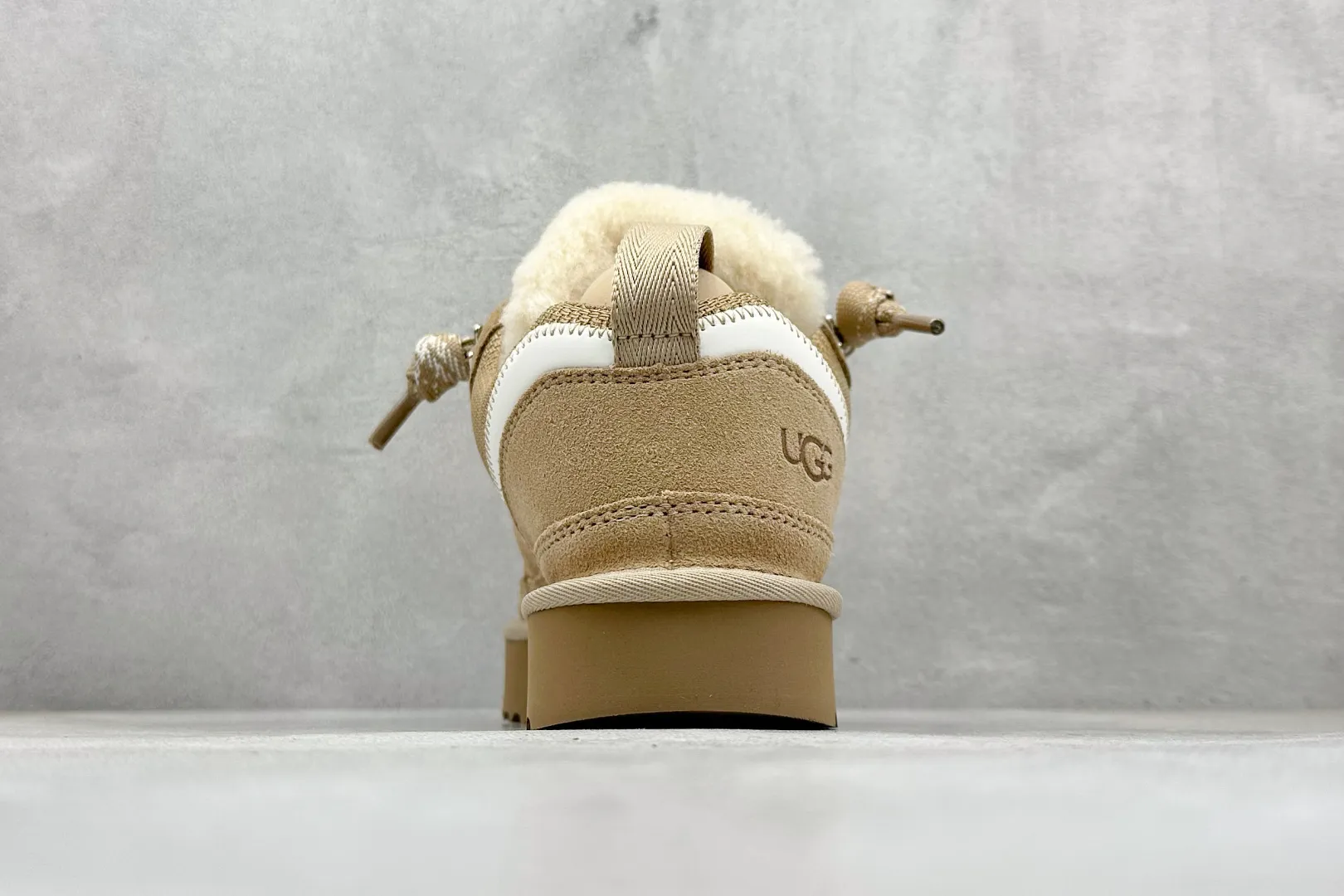 🐲💰 560 Support store UGG sheepskin all-in-one snow boots Mel style upper design, recycled ballistic canvas mesh, high-quality suede upper, two-color flat shoelaces. The inner material of the shoe is made of Longfeng sheep fur. Furry lining keeps warm and locks in heat. The sole material is a comfortable Treadlite by UGG EVA light wing outsole. Item number: 1144032 Size: 35-45